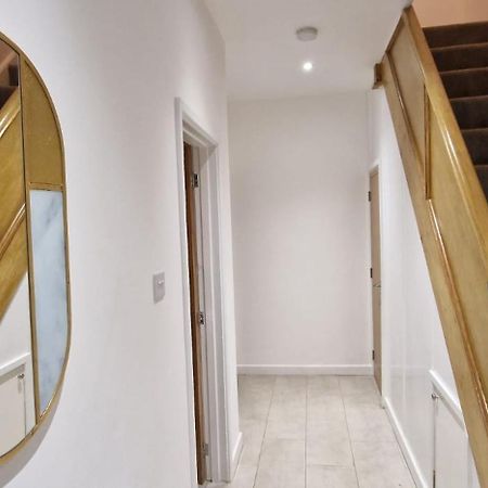 Shm Stays Leicester. Newly Renovated!! 15 Min Drive From City Centre, University. 9 Min Drive To Leicester City Stadium, 5 Min Drive To M1 & M69. 2 Min Walk To Bus Stop. Zewnętrze zdjęcie