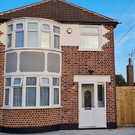 Shm Stays Leicester. Newly Renovated!! 15 Min Drive From City Centre, University. 9 Min Drive To Leicester City Stadium, 5 Min Drive To M1 & M69. 2 Min Walk To Bus Stop. Zewnętrze zdjęcie