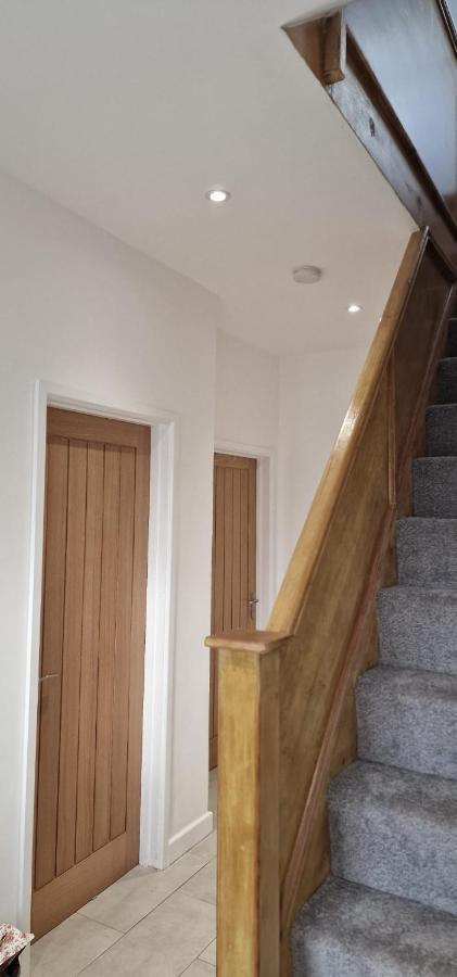 Shm Stays Leicester. Newly Renovated!! 15 Min Drive From City Centre, University. 9 Min Drive To Leicester City Stadium, 5 Min Drive To M1 & M69. 2 Min Walk To Bus Stop. Zewnętrze zdjęcie