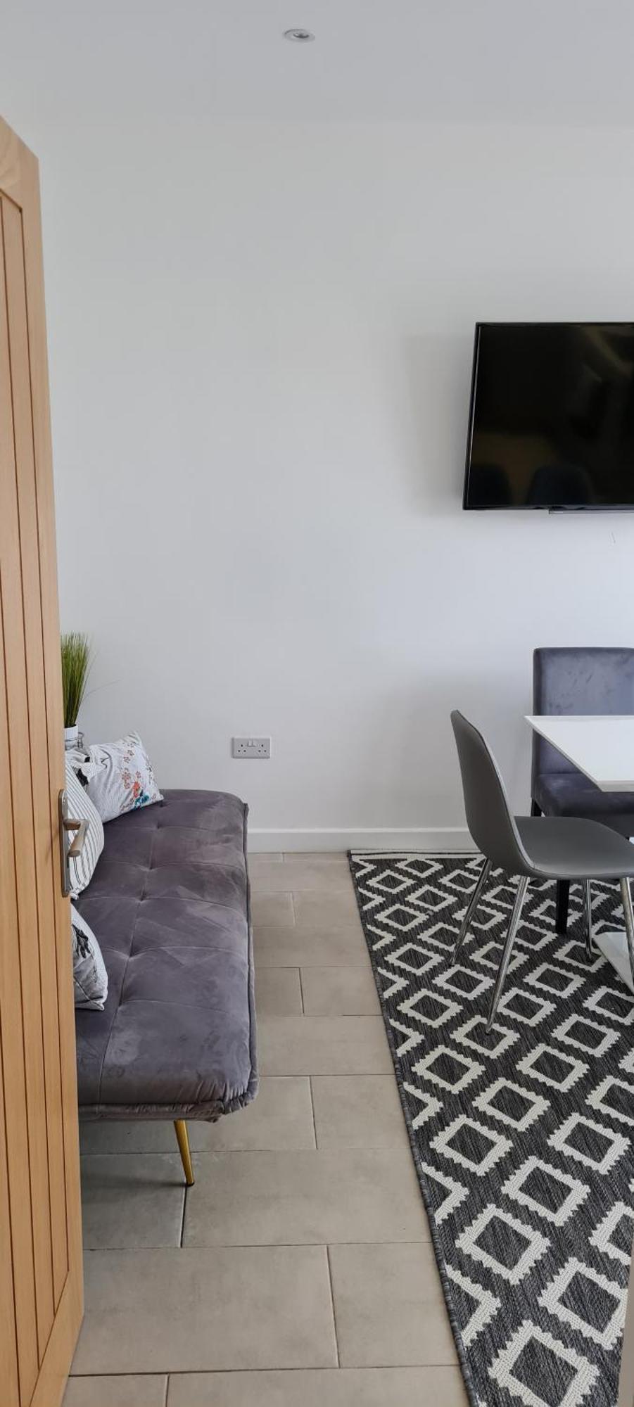 Shm Stays Leicester. Newly Renovated!! 15 Min Drive From City Centre, University. 9 Min Drive To Leicester City Stadium, 5 Min Drive To M1 & M69. 2 Min Walk To Bus Stop. Zewnętrze zdjęcie